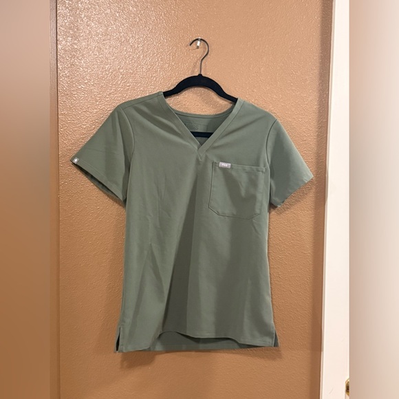 FIGS Women's Casma 3-Pocket Scrub Top in Moss Green. Size: XS. Like new. - Picture 7 of 11